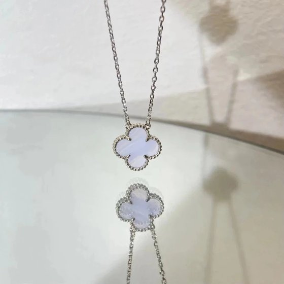 Clover necklace made of Fritillaria V gold material that does not fade, popular Instagram style explosive item