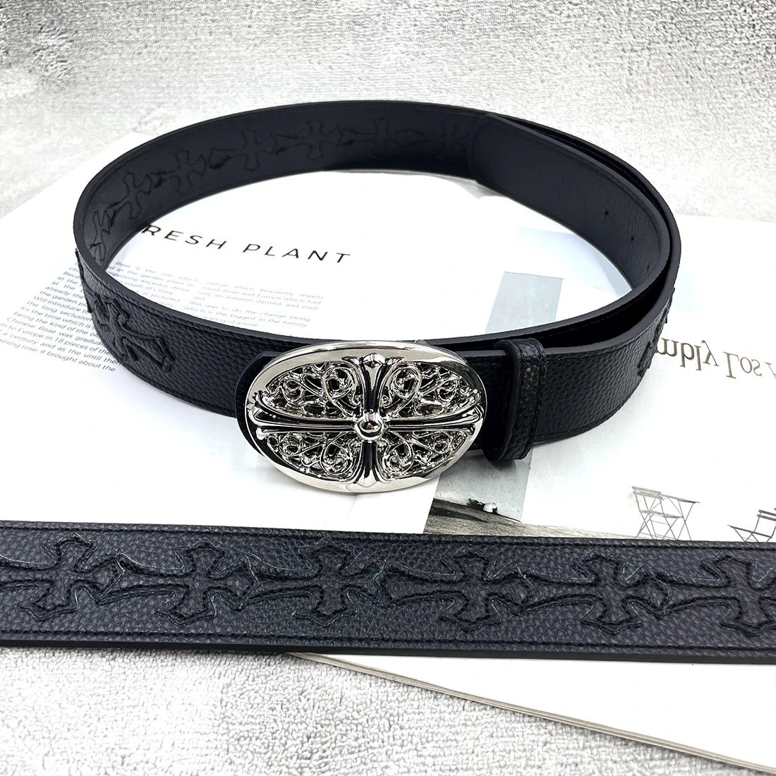 【15个黑色十字黑底，圆十字】皮带