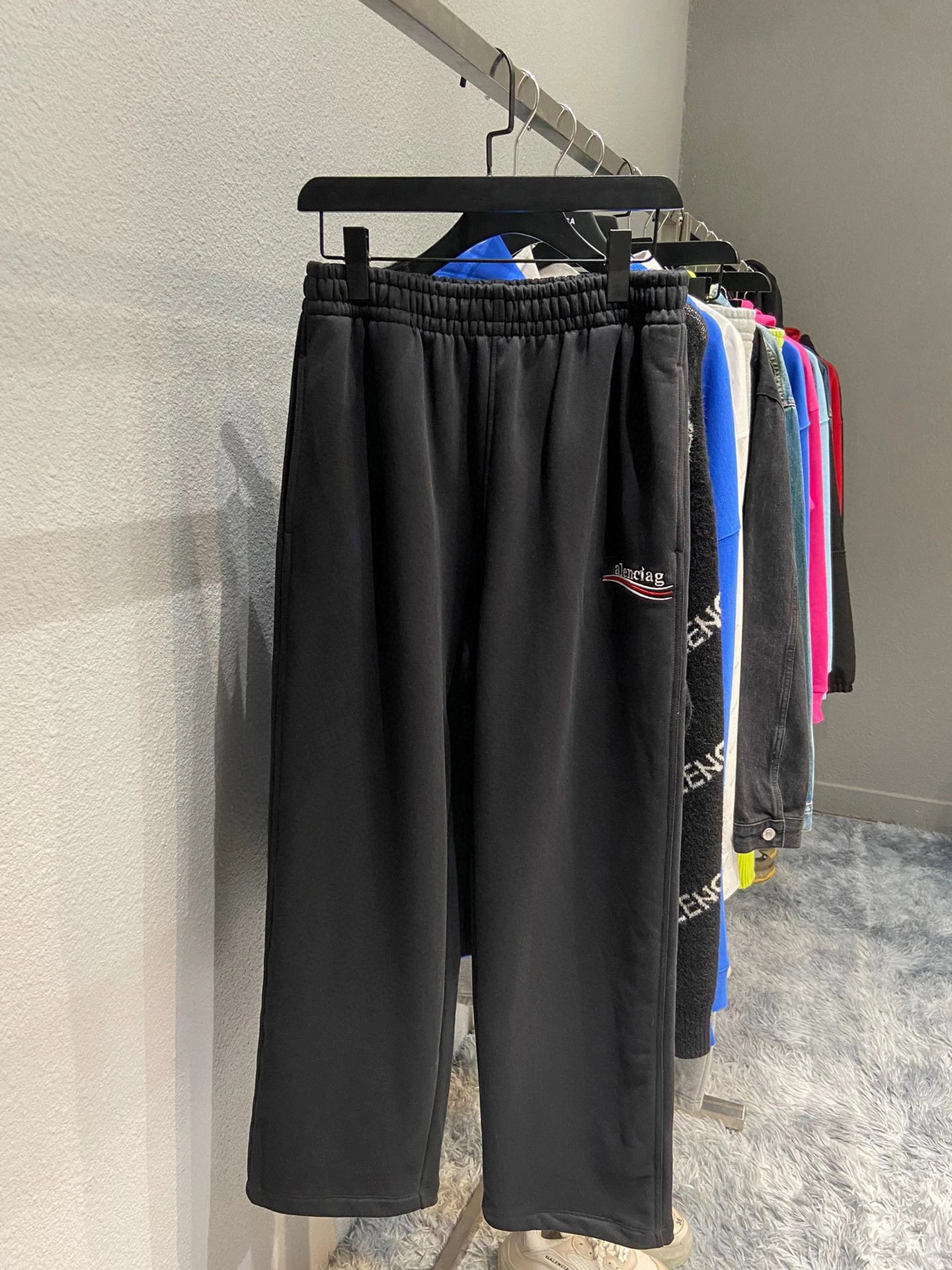 水洗黑刺绣磨破