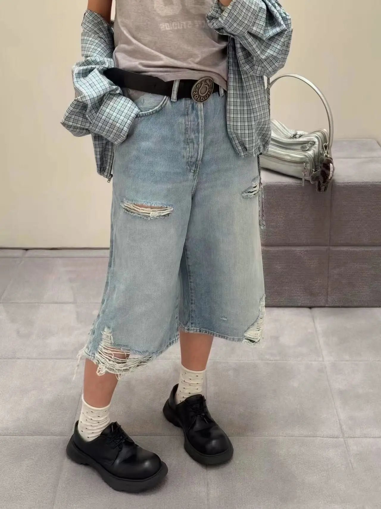 Distressed Washed Cropped Jeans photo 5