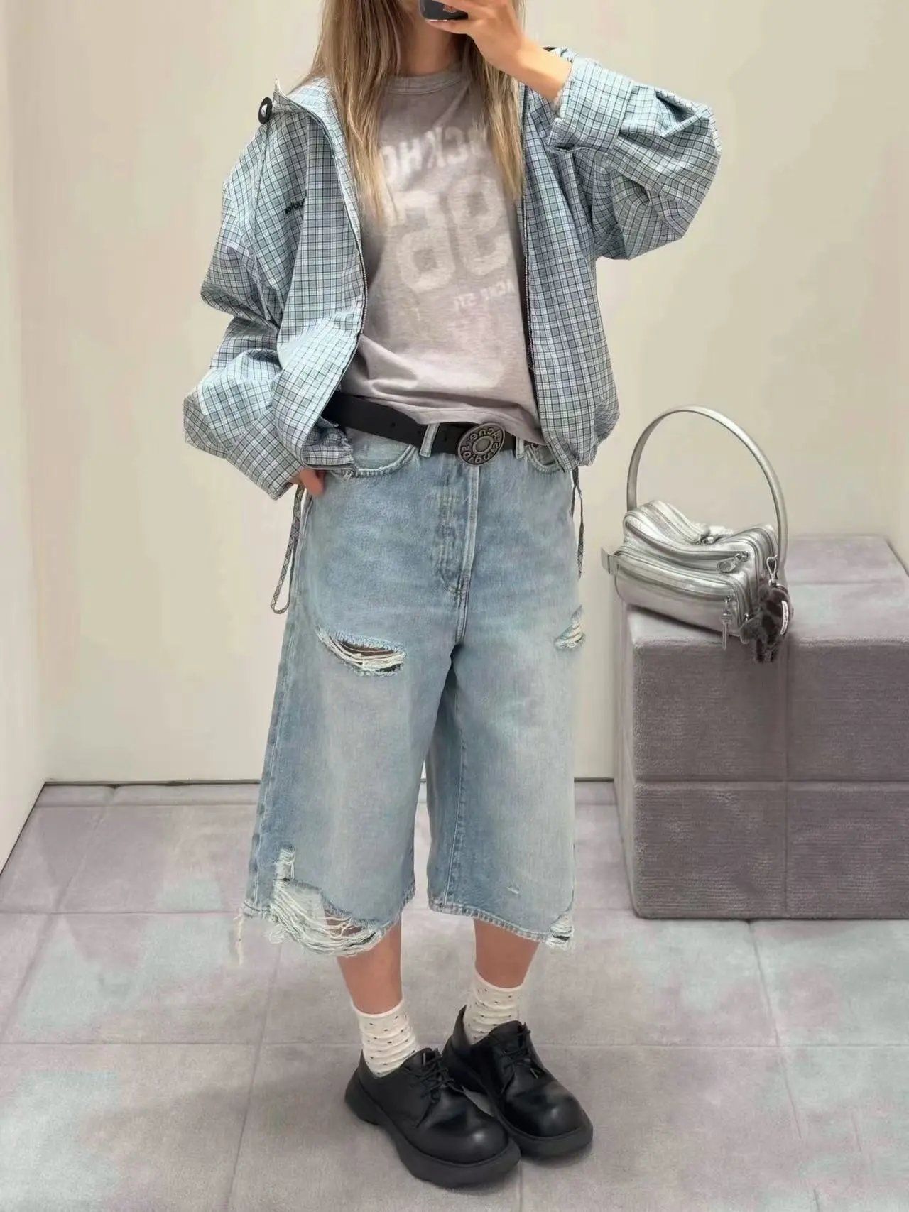 Distressed Washed Cropped Jeans photo 6