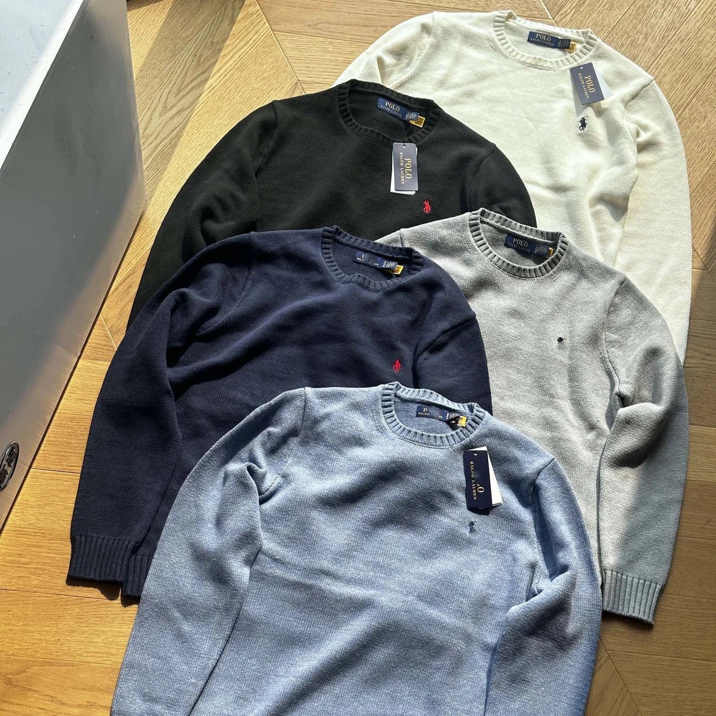 Round neck, solid color, casual pullover with embroidered logo.+Whatsapp853 68621374
