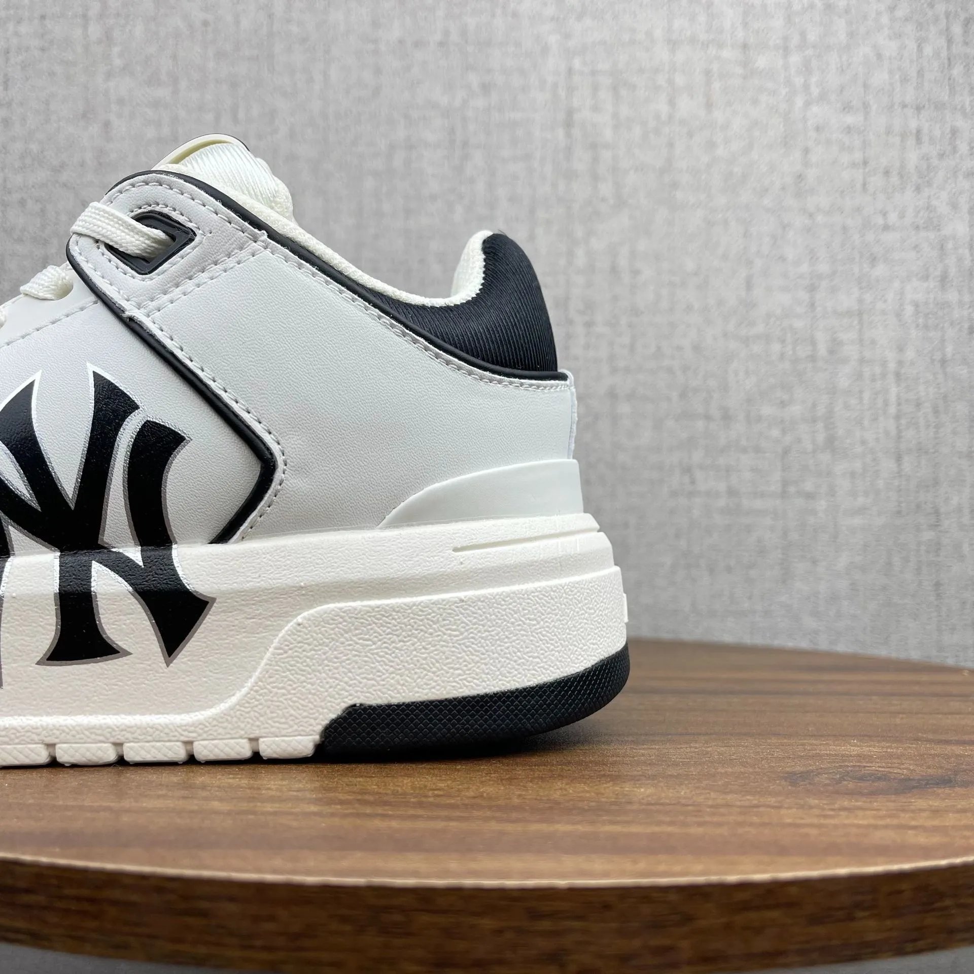MLB Chunky Liner New York Yankees Sneakers in White and Black product photo 3