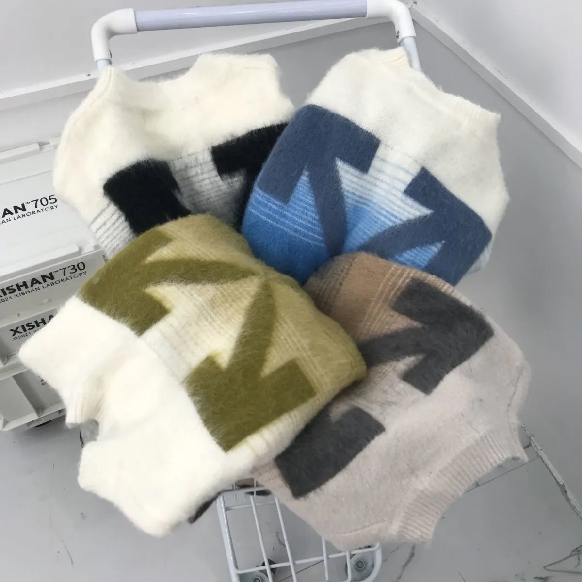 OFF WHITE Arrow Pattern Sweate