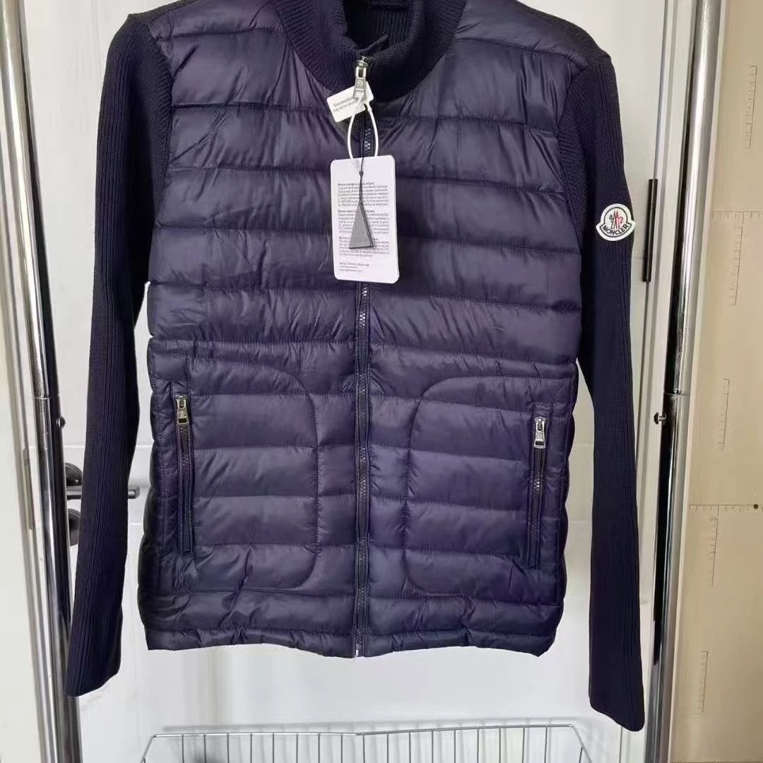 Standing collar in navy blue, sleeves with white label