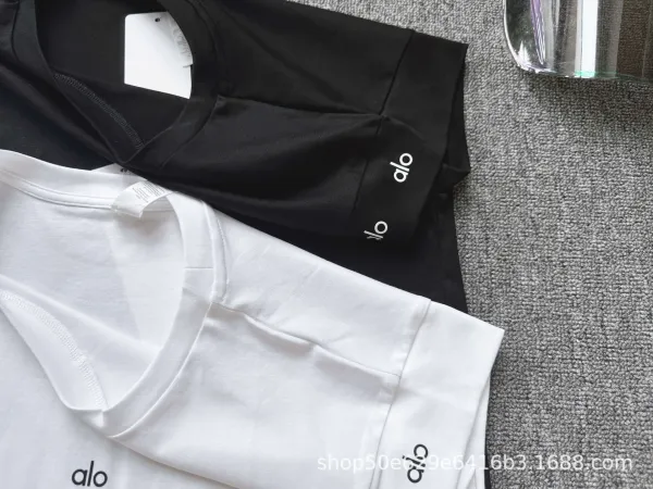 Alo Yoga Logo-Trim Cap-Sleeve T-Shirt Black and White - 6