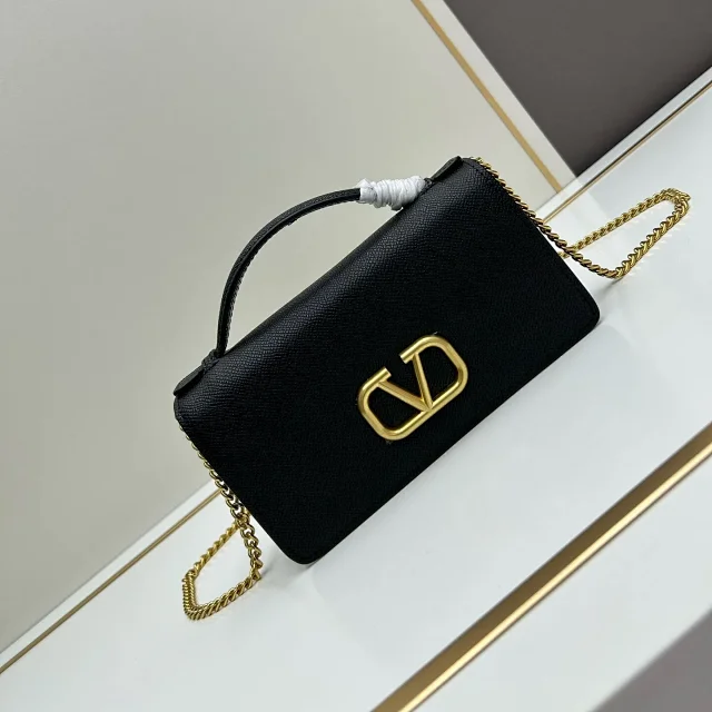 Valentino Garavani Crossbody Bags VLogo chain bag product detail image 2