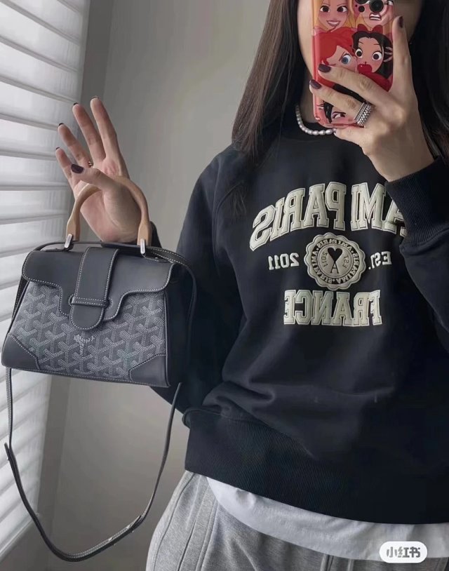 Ami Hoodie: seller detail photo 1