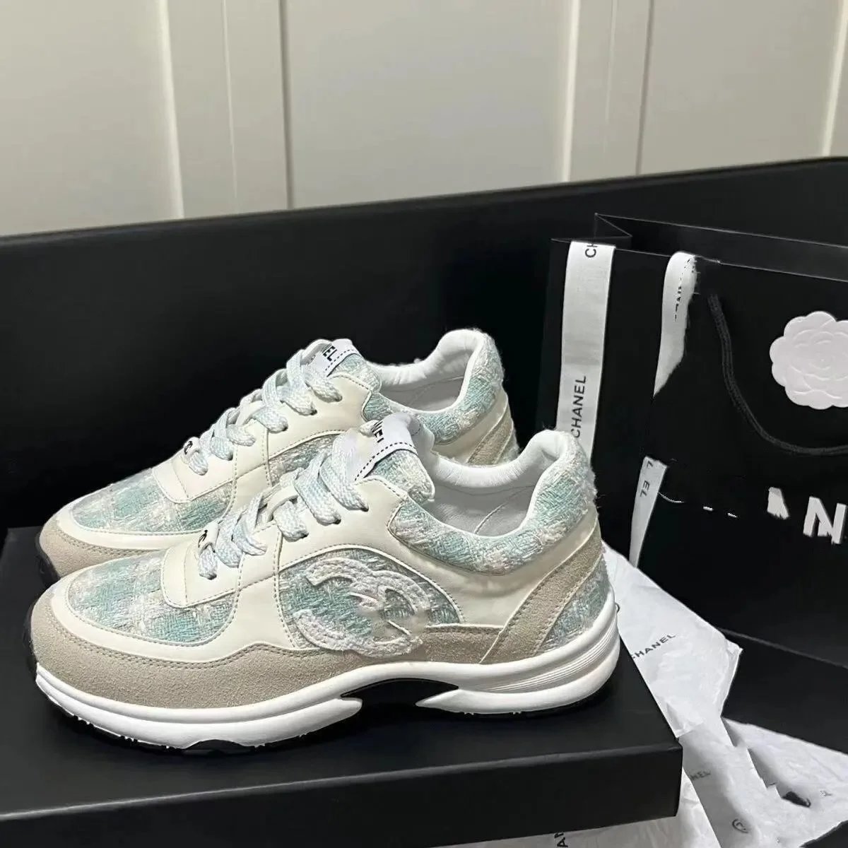 Chanel Sneakers Low-Top Logo-Appliqué Runner — 32