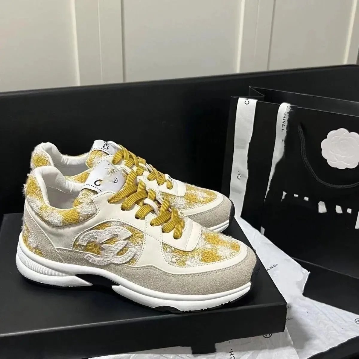 Chanel Sneakers Low-Top Logo-Appliqué Runner — 26