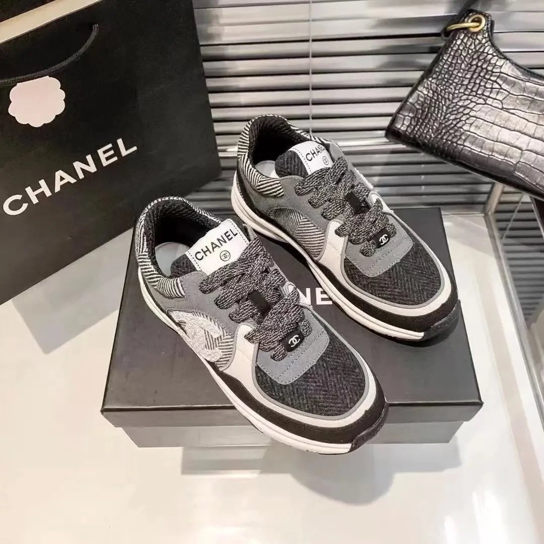 Chanel Sneakers Low-Top Logo-Appliqué Runner — 33