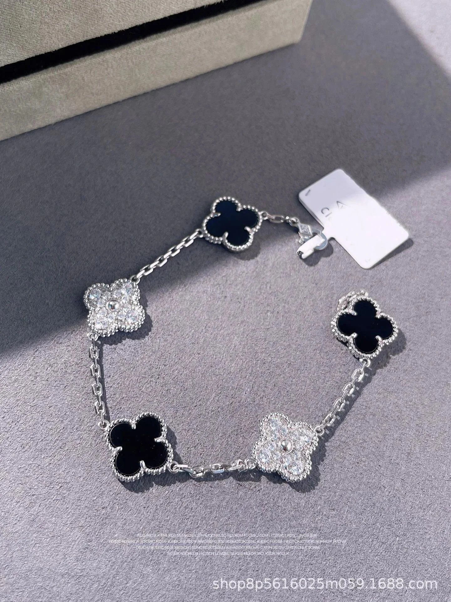 [With diamonds] White gold onyx