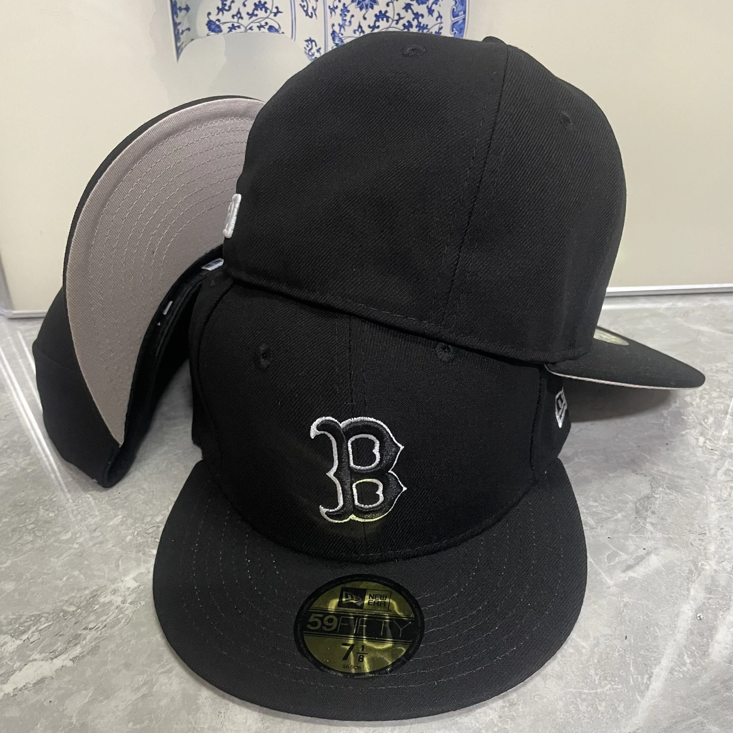 New Era Boston Red Sox 59FIFTY Flat Brim Full Cover Baseball Cap