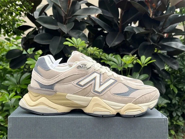 New Balance 2002R Be