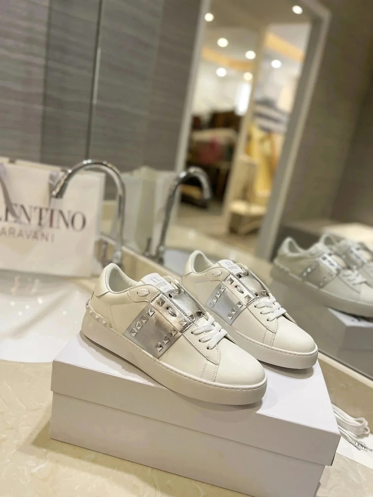 Valentino Rockstud W