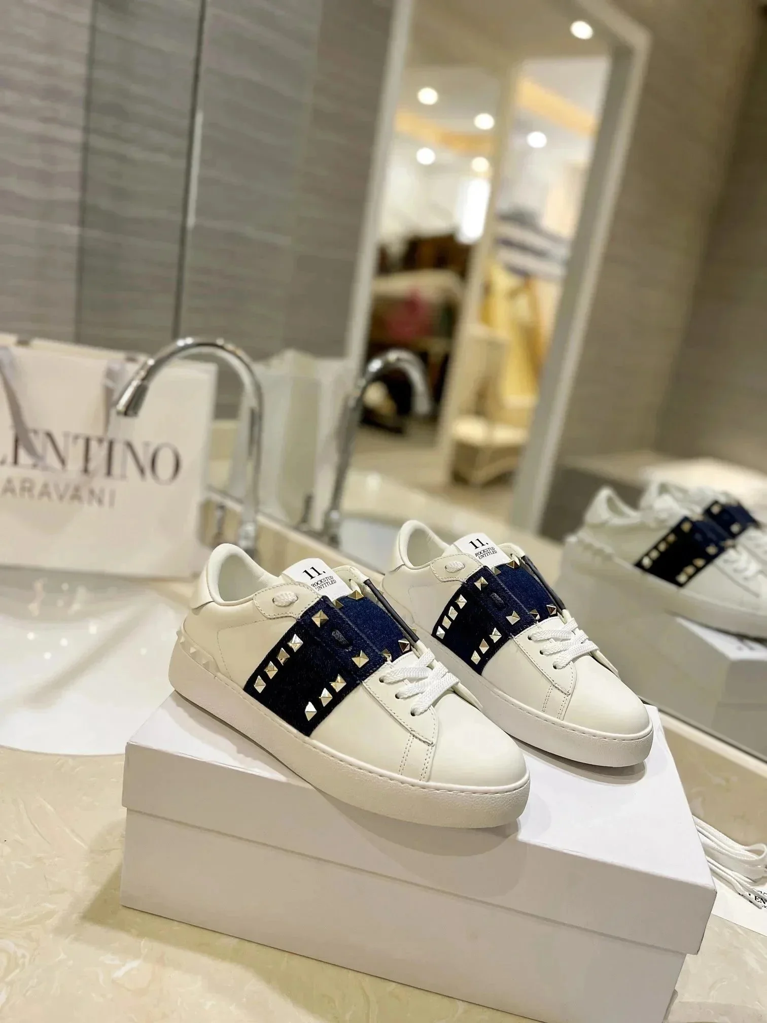 Valentino Rockstud W
