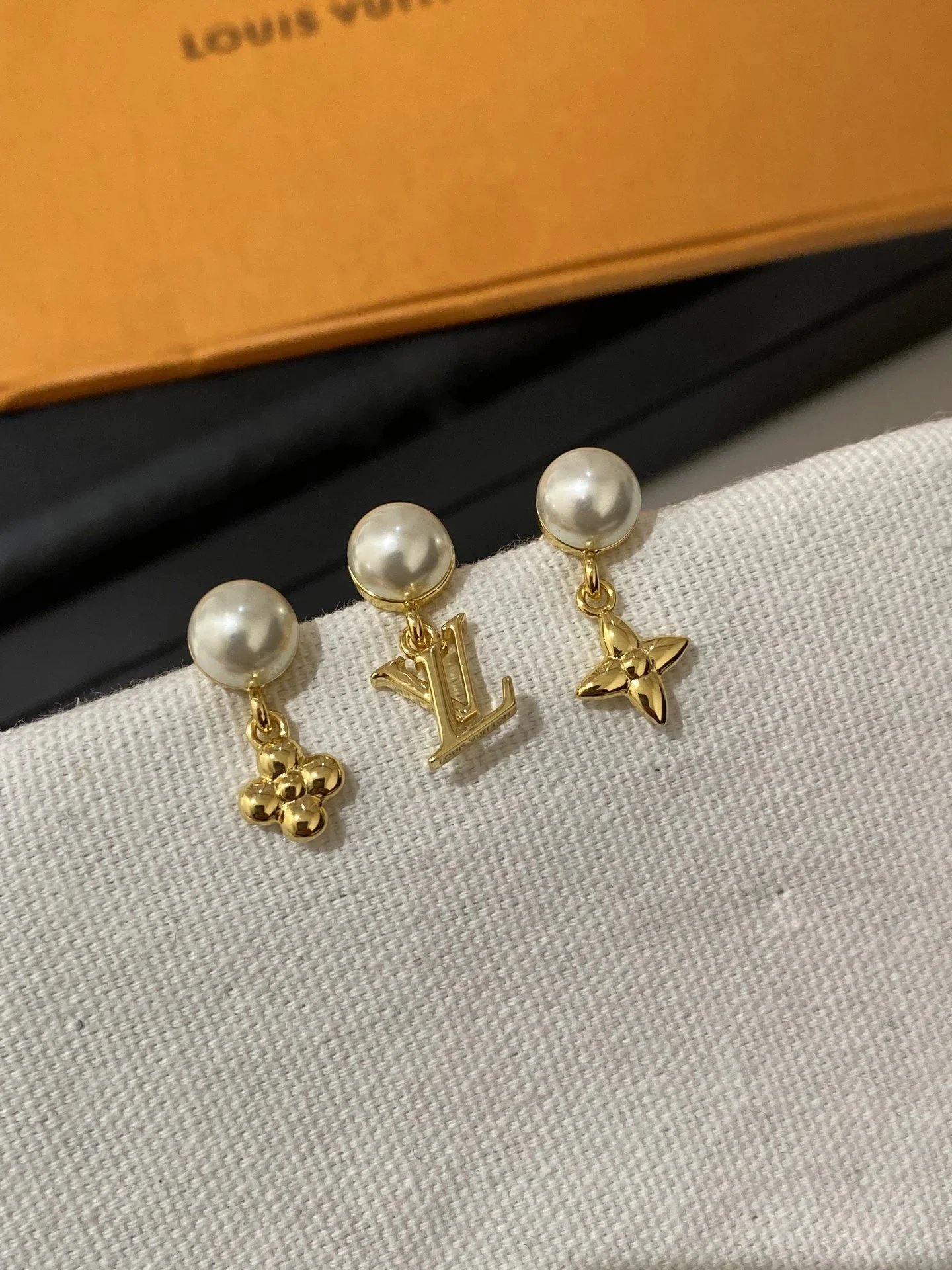 Louis Vuitton Pearl River Earrings Set Collection - 007554