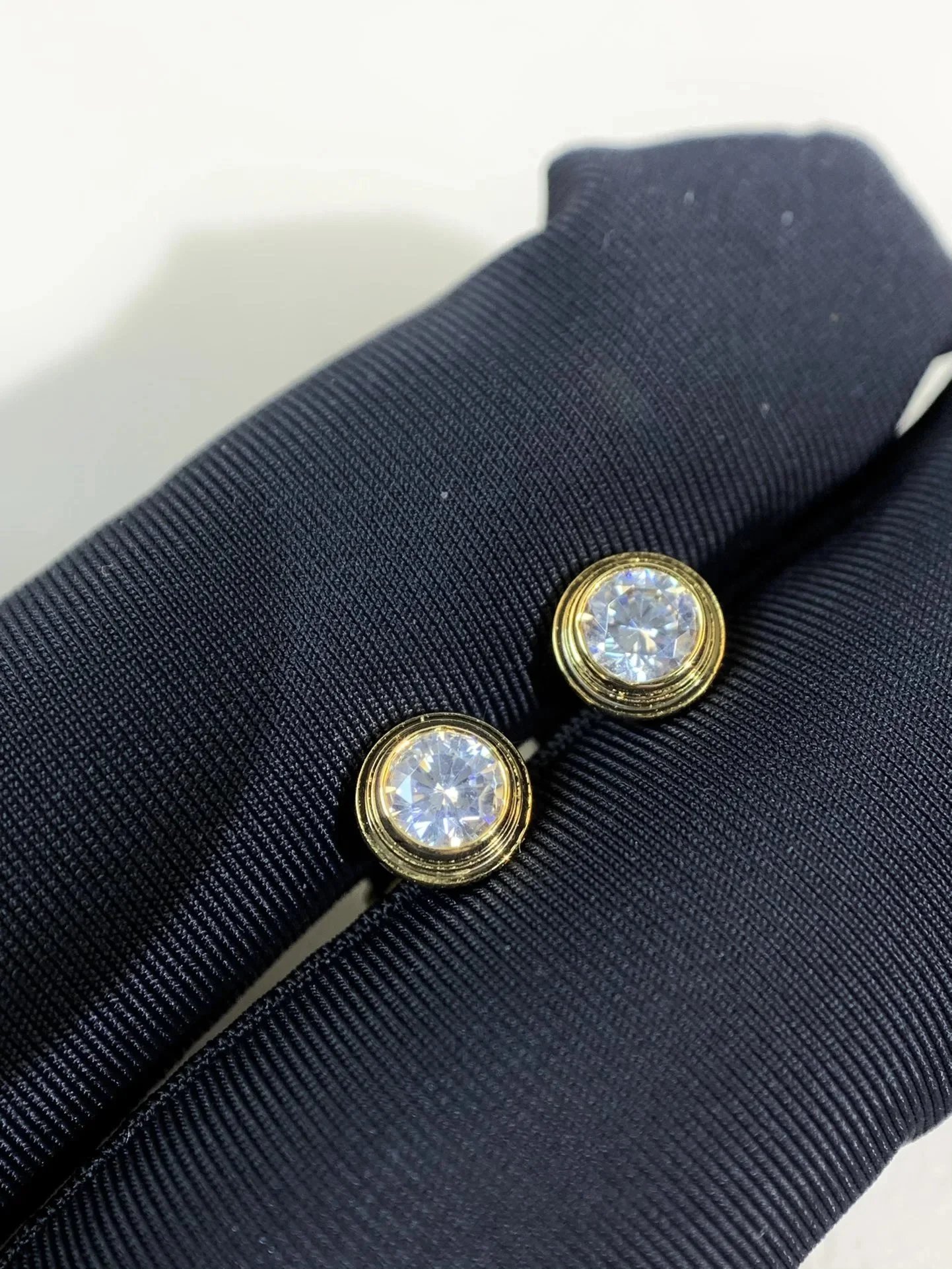 Classic Round Solitaire Stud Earrings [1 style]