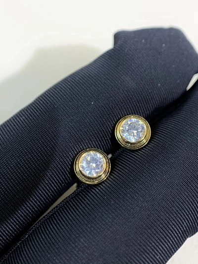 Classic Round Solitaire Stud Earrings [1 style]