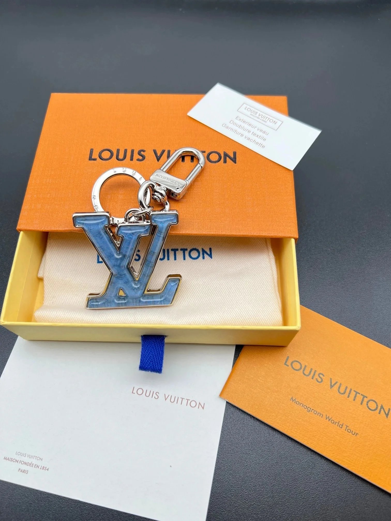 Louis Vuitton Compact Fashion Keychain - 006849