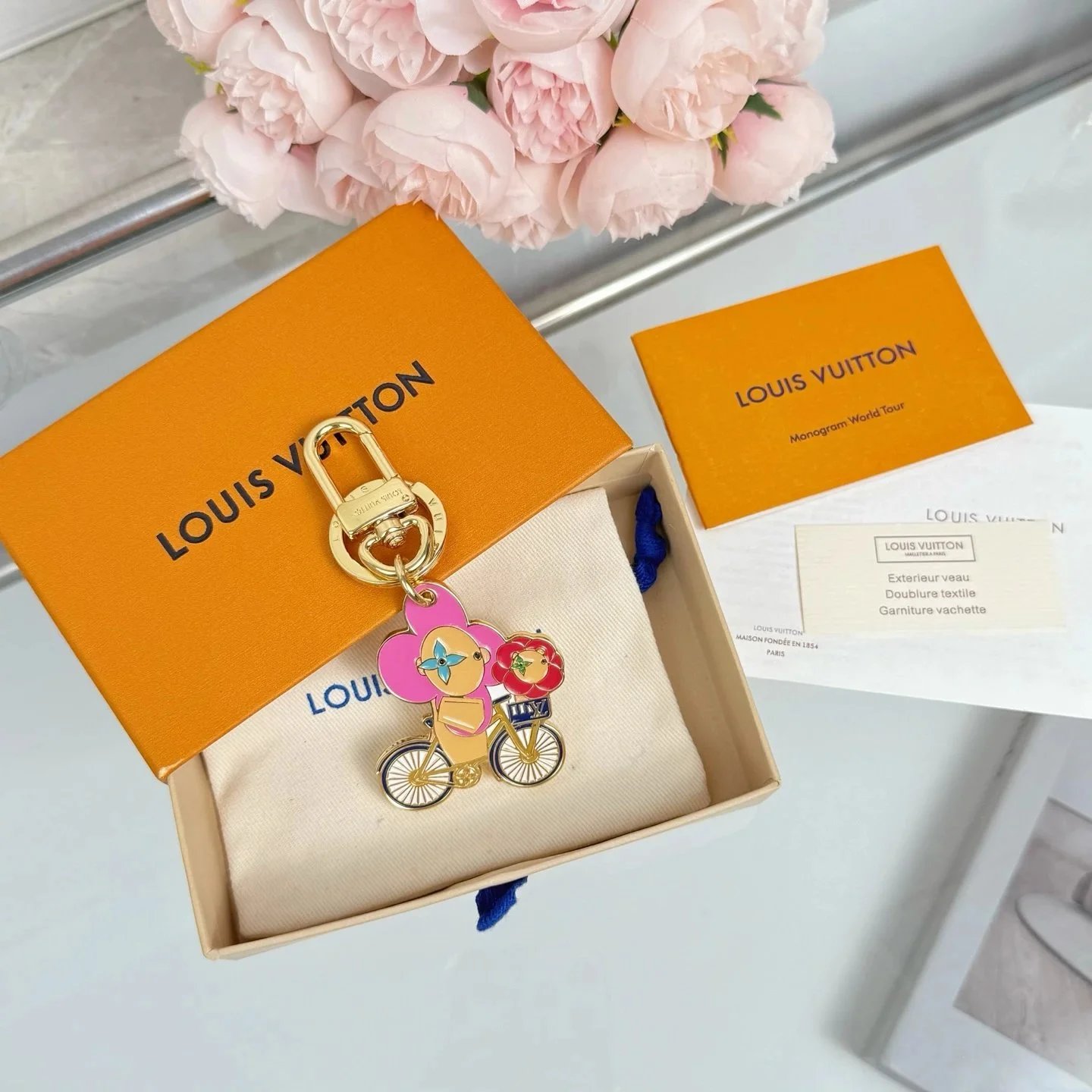 Louis Vuitton Travel Fashion Keychain - 006618