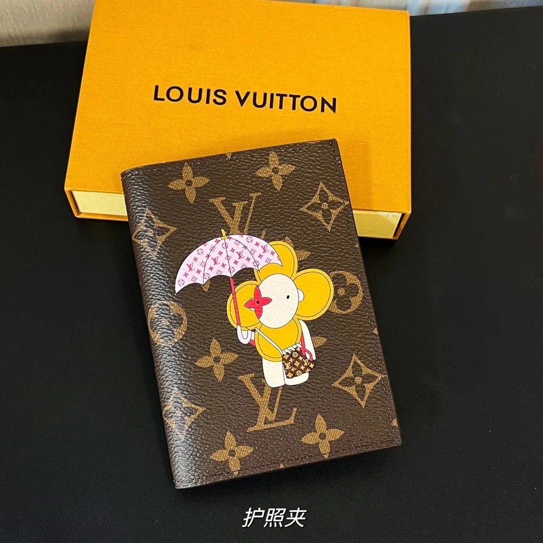 Louis Vuitton Brown 