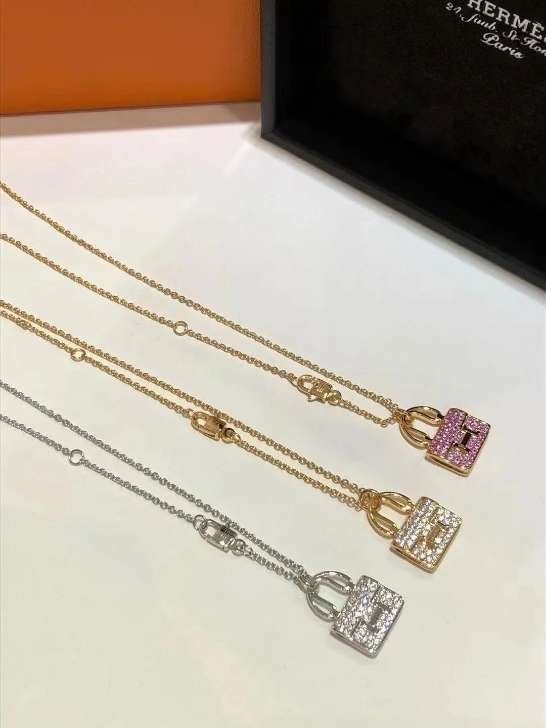 Hermès Mini Kelly Bag Pendant Necklace Silver Pave Diamond Necklace Jewelry - 4