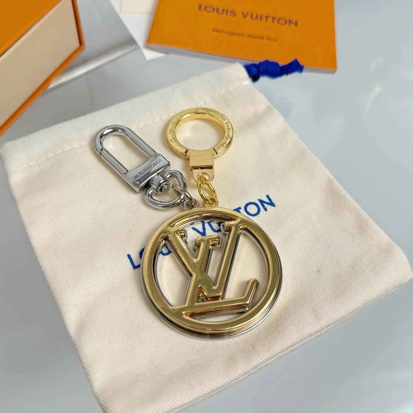 Louis Vuitton Logo Fashion Keychain - 006851