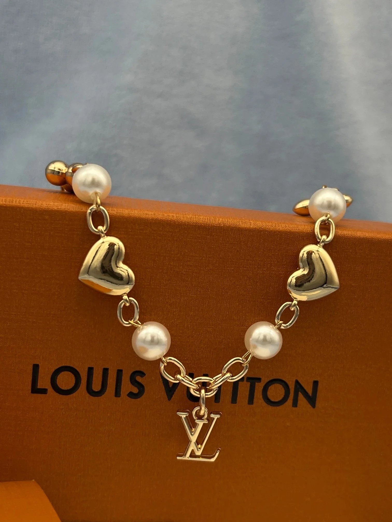 Louis Vuitton Pearl & Heart Charm Chain Necklace Gold Jewelry - 4