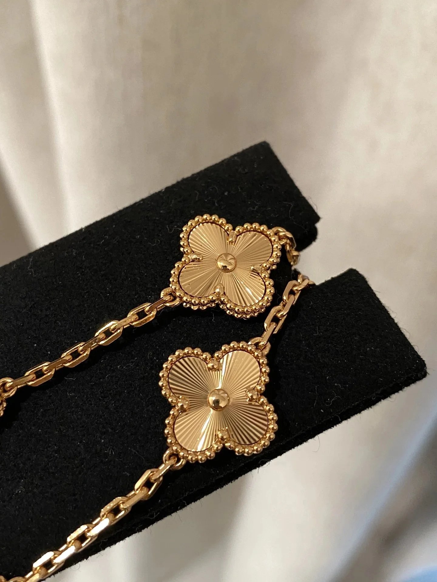 Van Cleef & Arpels Alhambra Four-Leaf Clover White Mother-of-Pearl Ring Jewelry - 8