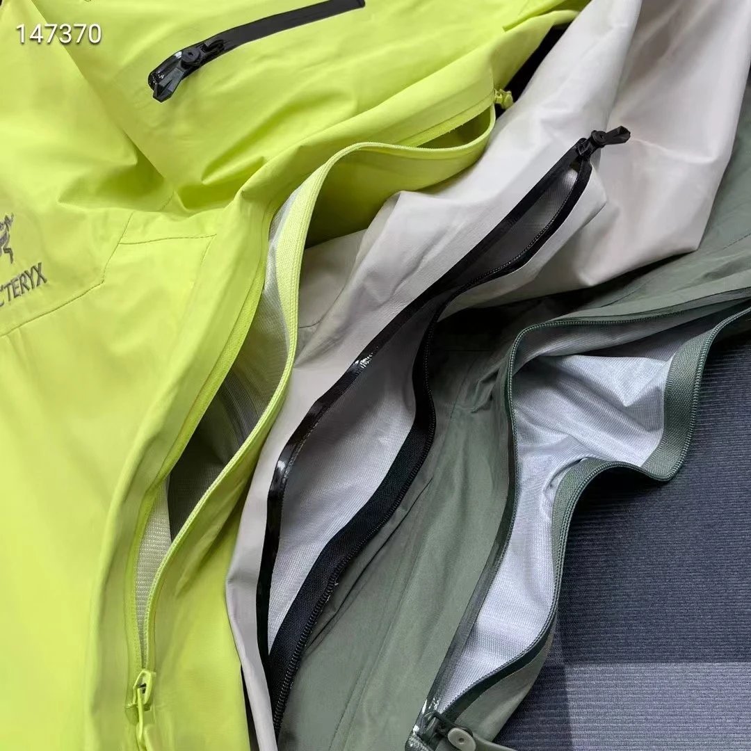 Arc'teryx Alpha SV Jacket White Gore-Tex Outerwear - 10