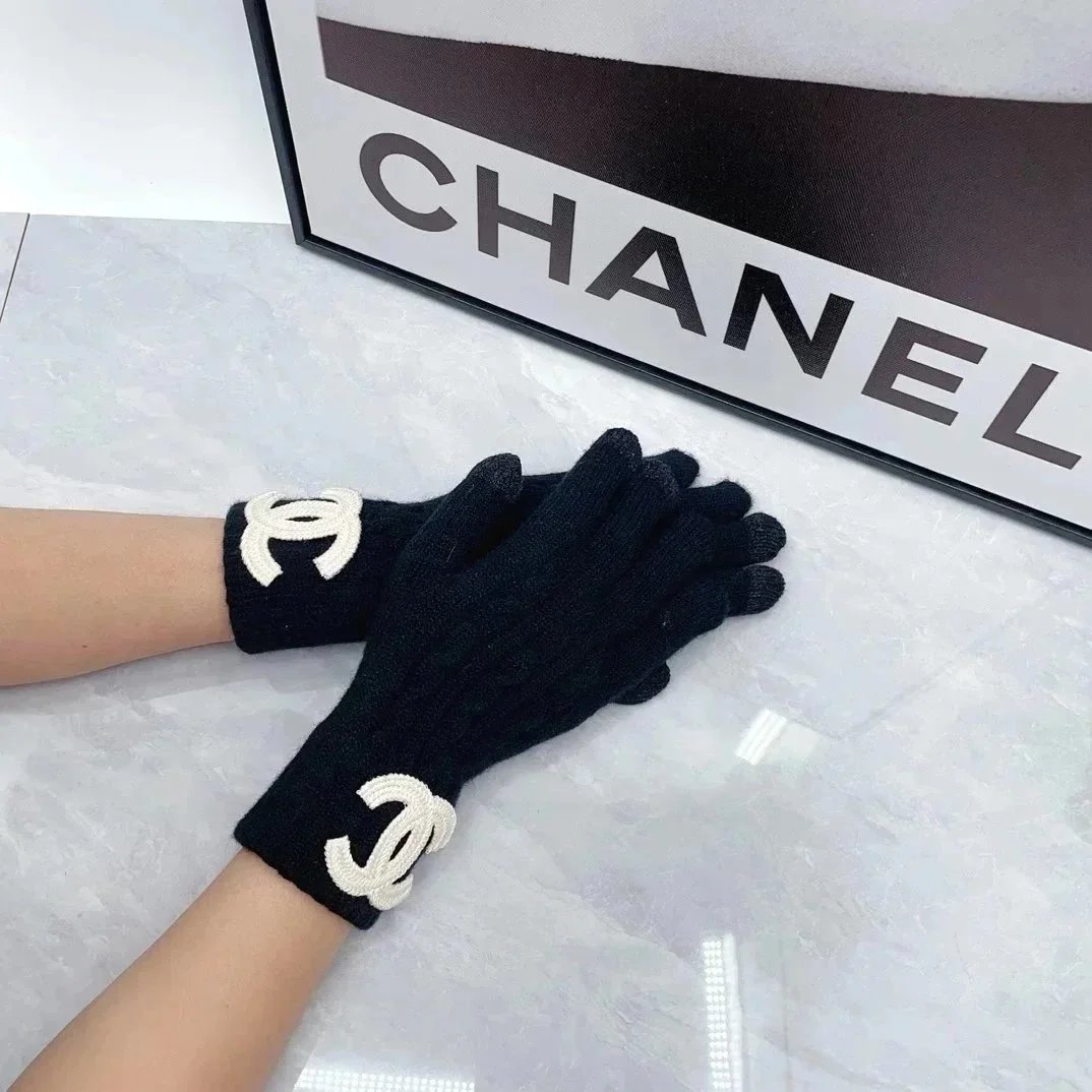 Dior Gloves Knit with Embroidered Bee Motif — 32