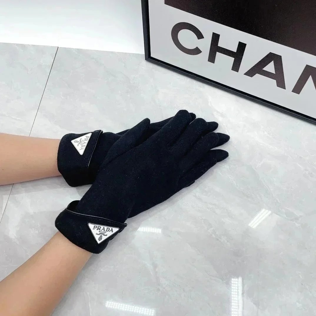 Dior Gloves Knit with Embroidered Bee Motif — 31
