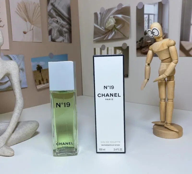Marc Jacobs Multiple fragrance models — Chanel No. 19 Eau de Toilette 100ml