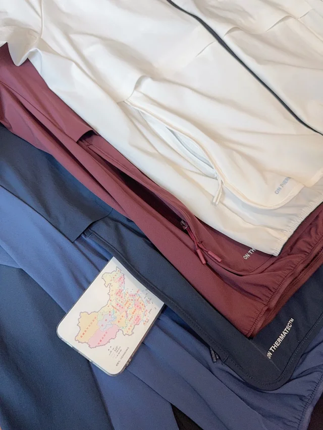 On Jackets Lightweight zip-front running jacket with reflective shoulder trim product detail image 17