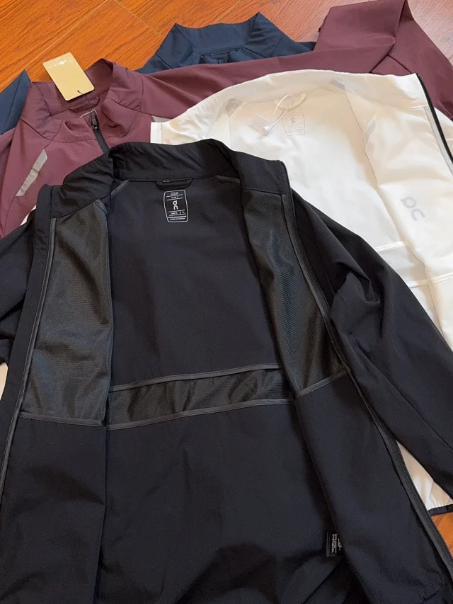 On Jackets Lightweight zip-front running jacket with reflective shoulder trim product detail image 12