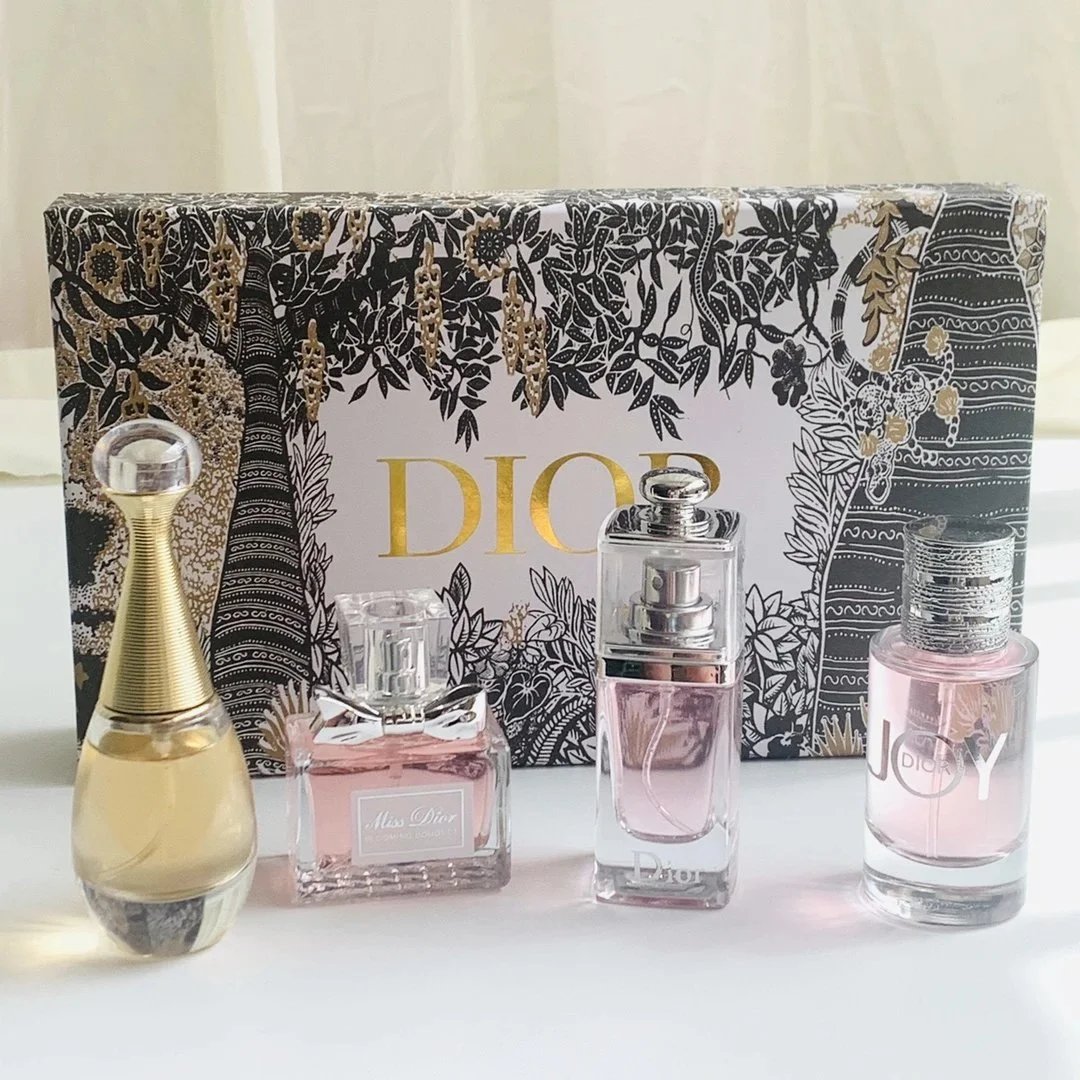 Marc Jacobs Multiple fragrance models image 4