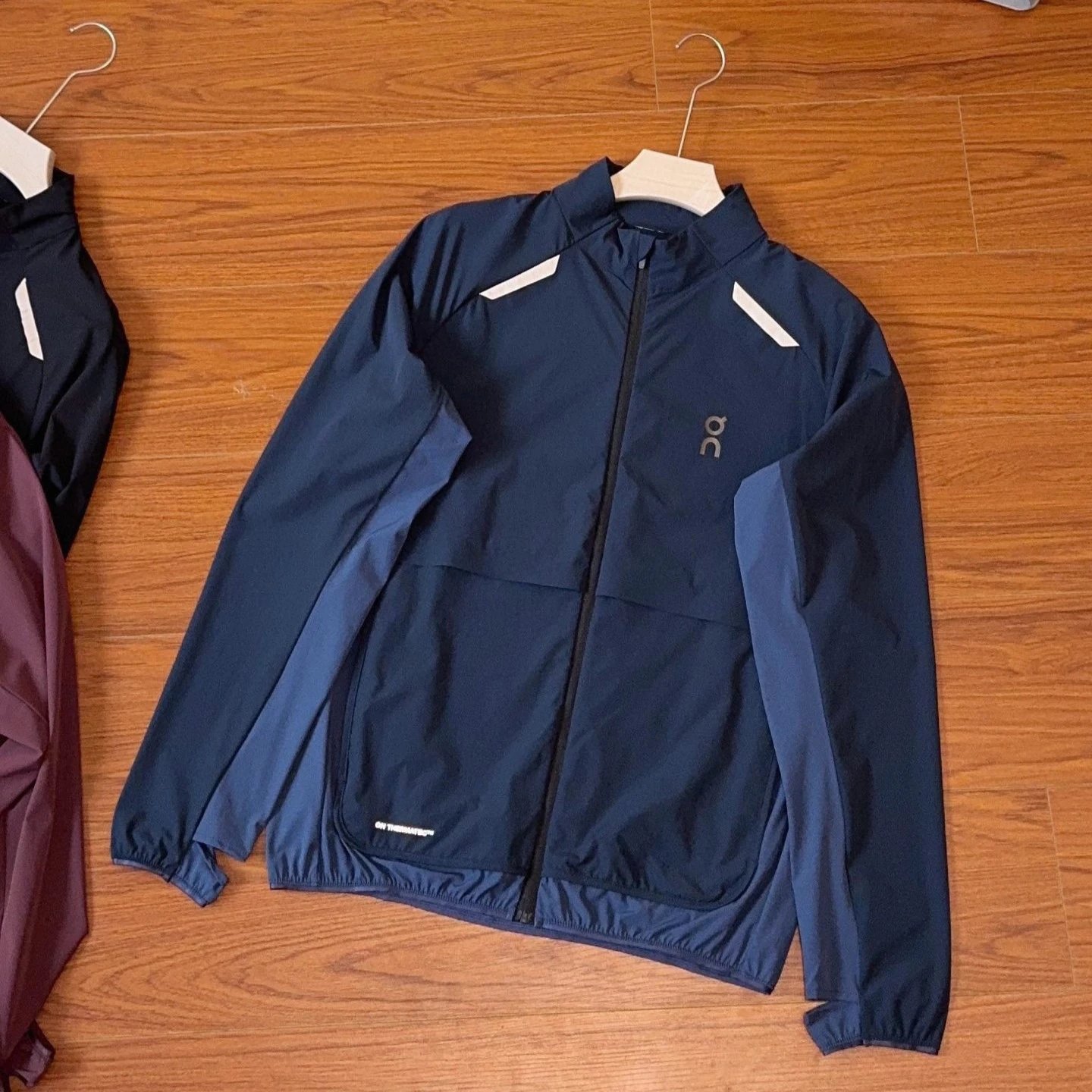 On Jackets Lightweight zip-front running jacket with reflective shoulder trim image 4
