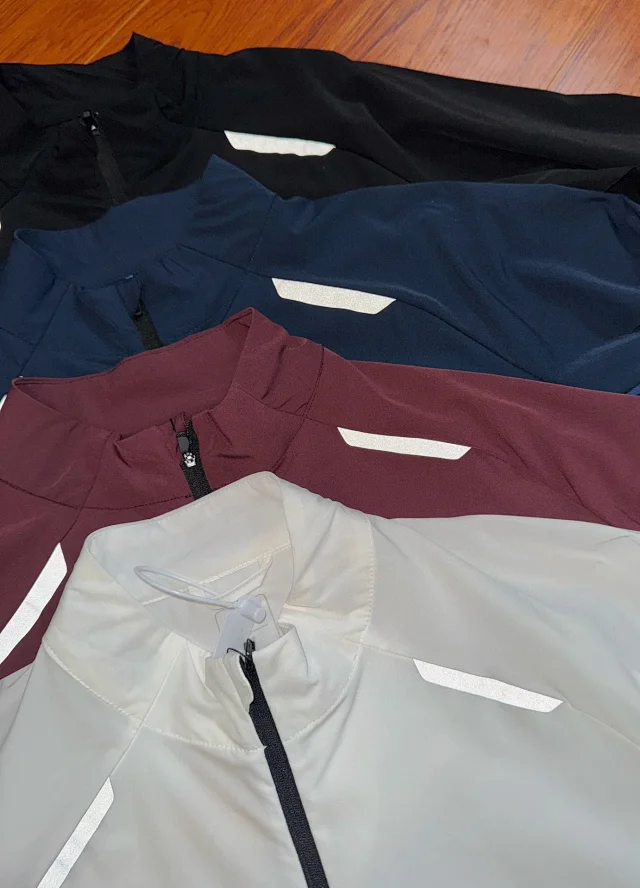 On Jackets Lightweight zip-front running jacket with reflective shoulder trim product detail image 11