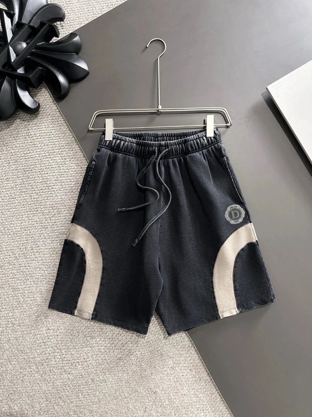 Dior Shorts Drawstring cargo with logo patch — 24DI*OR