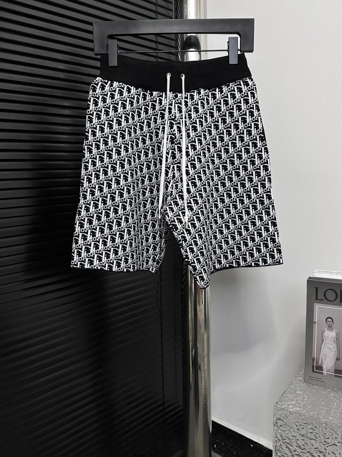 Dior Shorts Drawstring cargo with logo patch — 32DI*OR