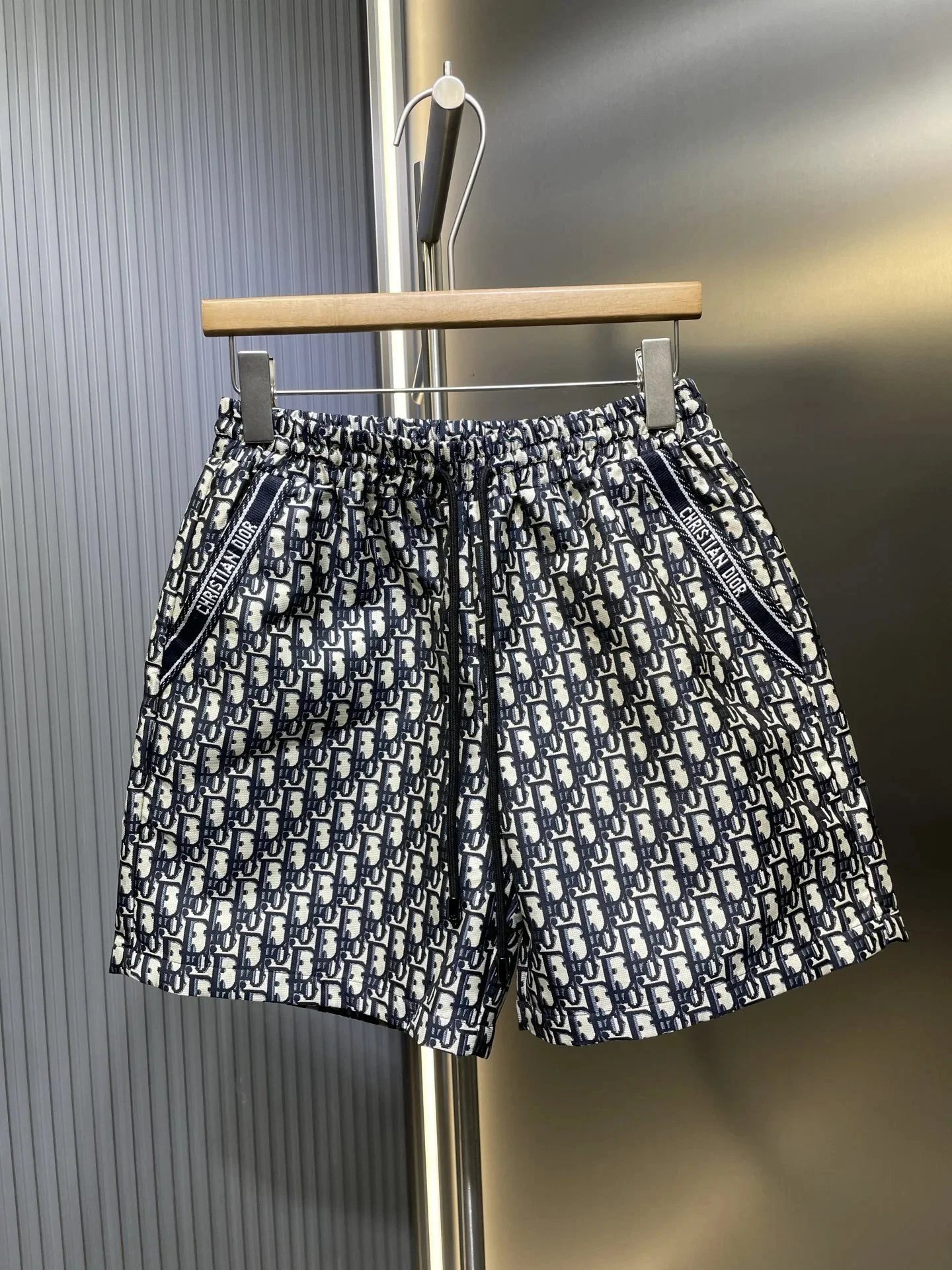 Dior Shorts Drawstring cargo with logo patch — 30DI*OR