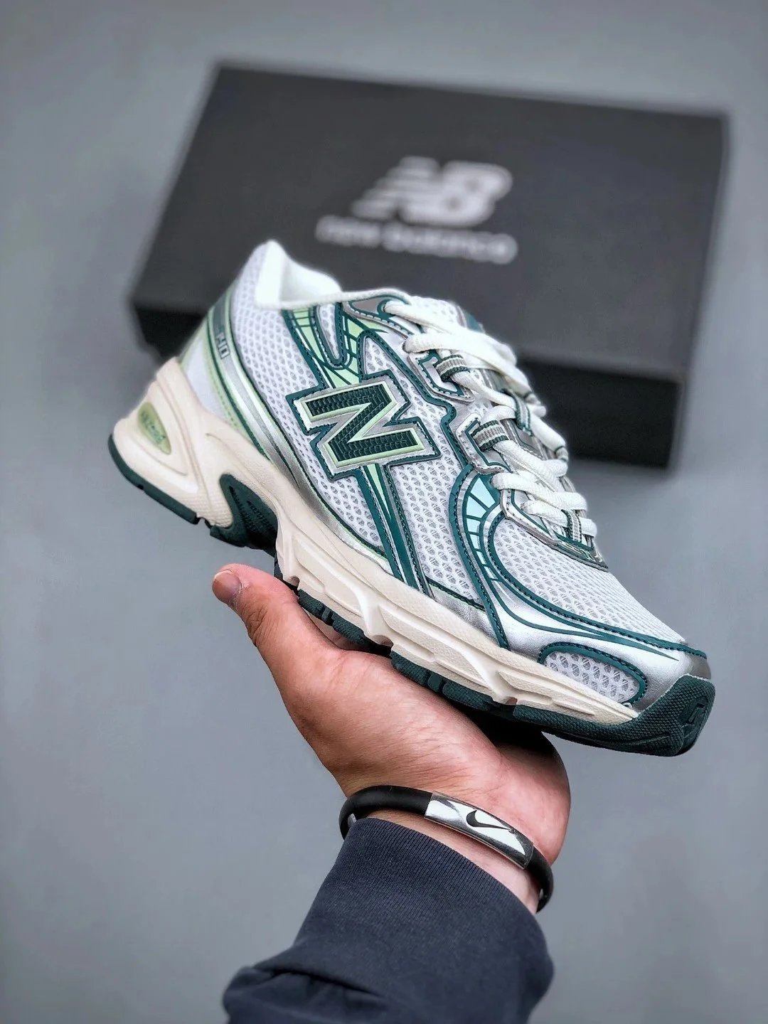 New Balance Sneakers 740 — 24
