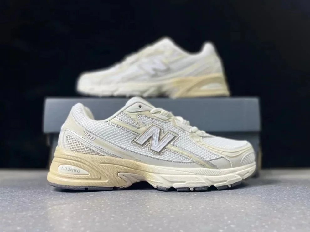 New Balance Sneakers 740 — 28