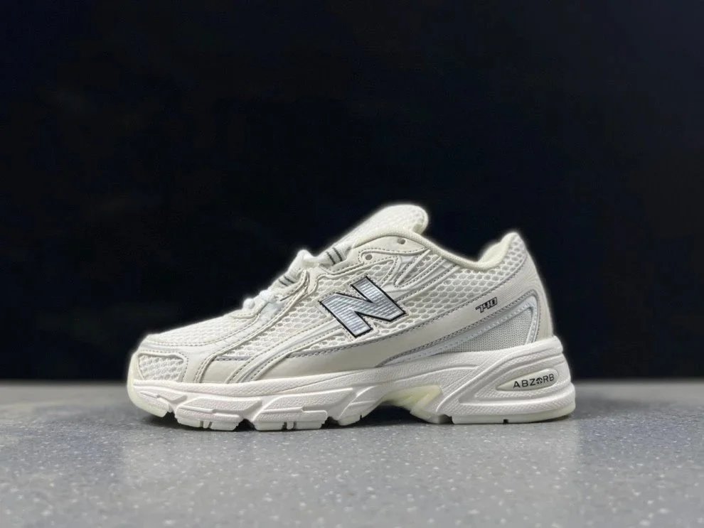 New Balance Sneakers 740 — 16