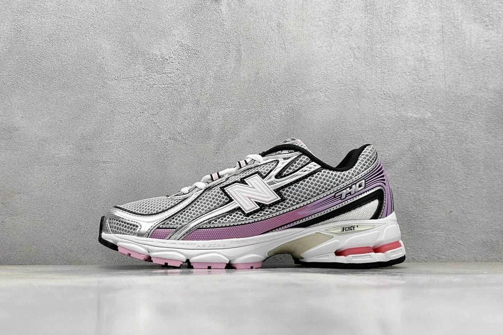 New Balance Sneakers 740 — 10