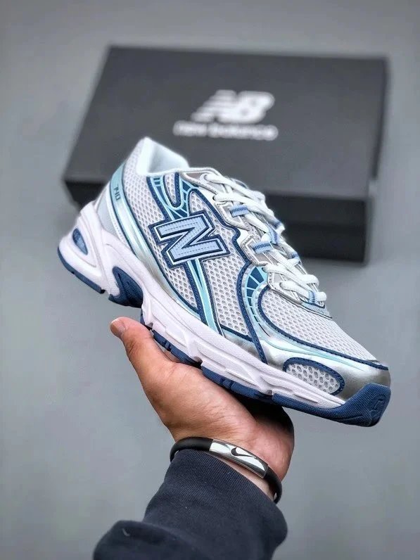 New Balance Sneakers 740 — 25