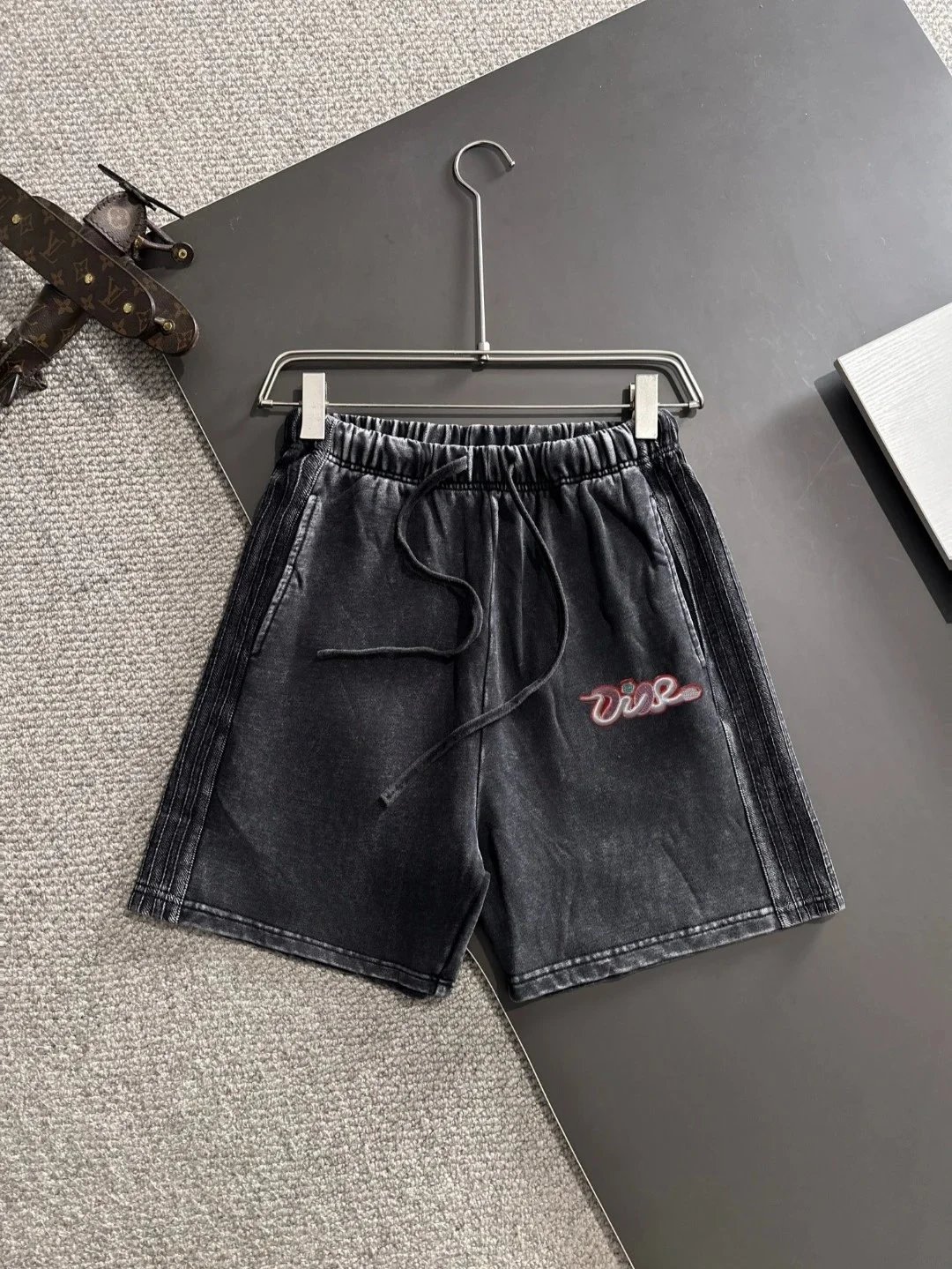 Dior Shorts Drawstring cargo with logo patch — 28DI*OR