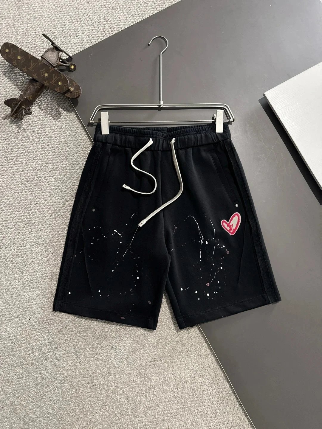 Burberry Shorts Elastic-waist drawstring with patch pockets — LOU*IS VUIT*TON