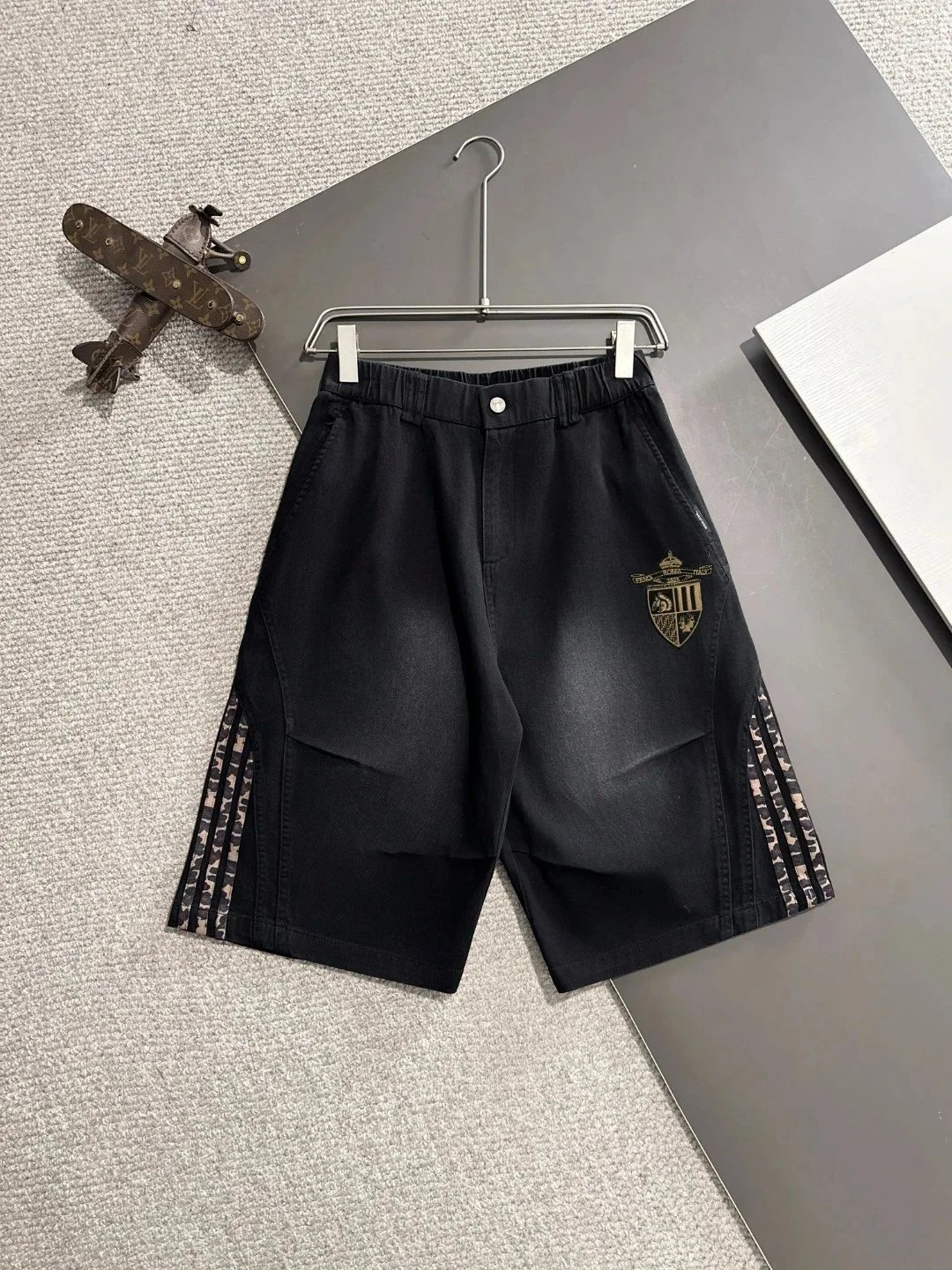Burberry Shorts Elastic-waist drawstring with patch pockets — F*ENDI